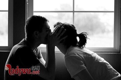 男人什么情况下会吻你