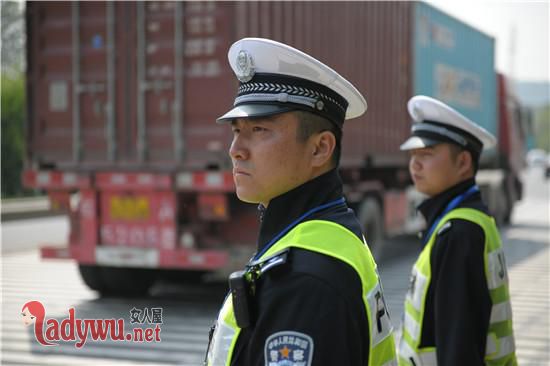 民警徒手拽开电线