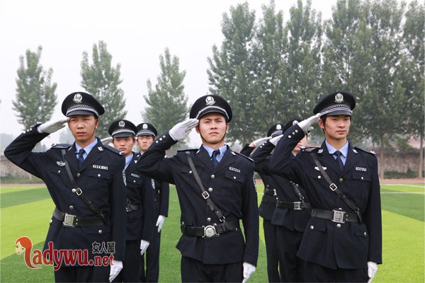 民警徒手拽开电线