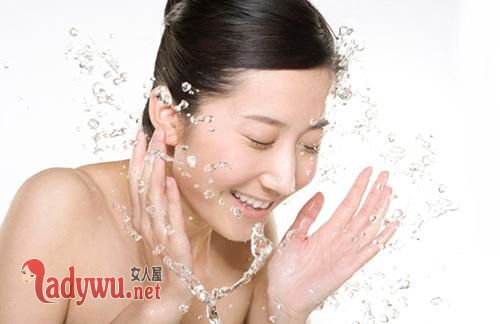 夏天经常出油怎么护肤
