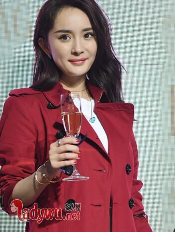 杨幂同款风衣什么牌子的