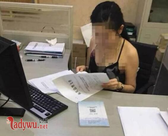 穿吊带裙工作被拍