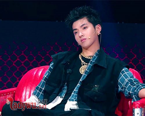 中国新说唱吴亦凡为什么坐中间