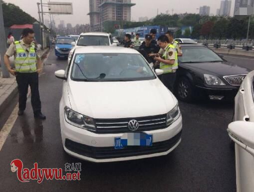 司机太累乘客开车