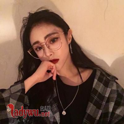 男人亲吻女人的脖子