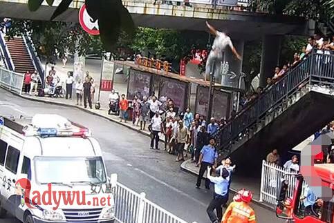 警察徒手接跳桥者