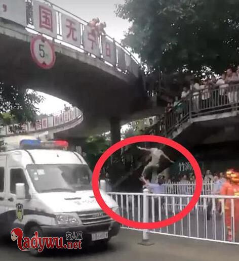 警察徒手接跳桥者