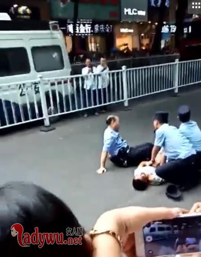 警察徒手接跳桥者
