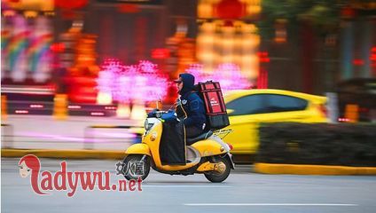 外卖员帮开挖掘机
