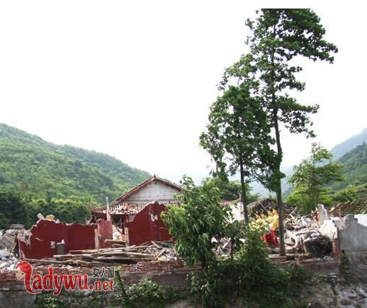 汶川地震佛像不倒