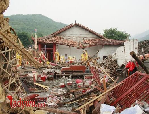 汶川地震佛像不倒