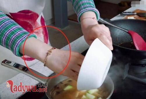 幸福三重奏蒋勤勤手镯什么品牌的
