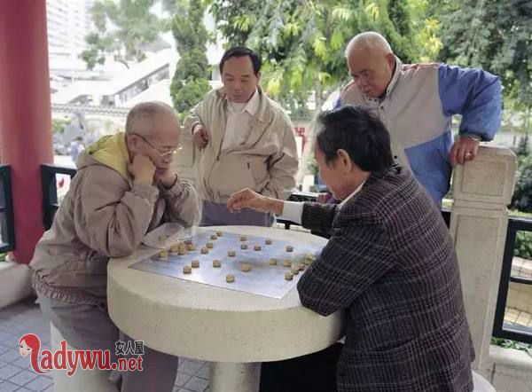 俩大爷暴雨中下棋