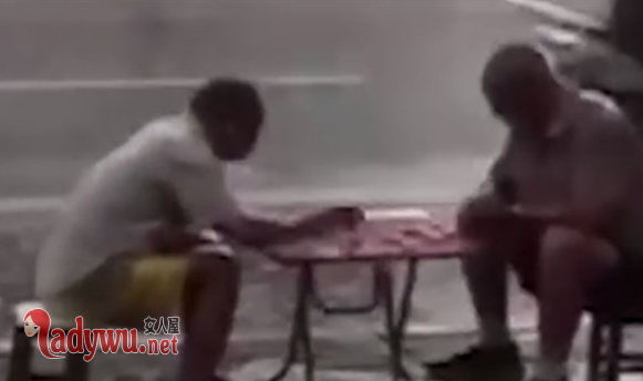 俩大爷暴雨中下棋