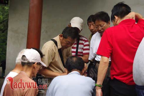 俩大爷暴雨中下棋