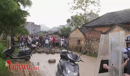 执法遭两百人追打
