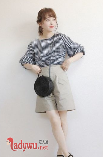 衣服太单调怎么搭配