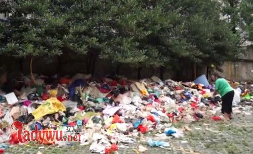 女子爱好收藏垃圾