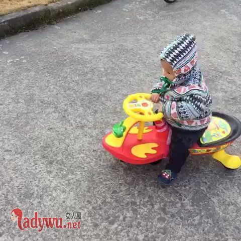 玩扭扭车遭碾死