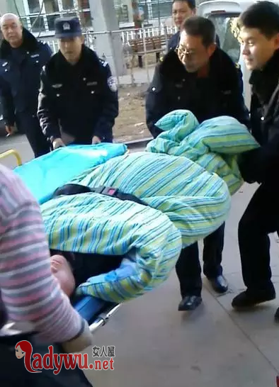 女孩直播割腕