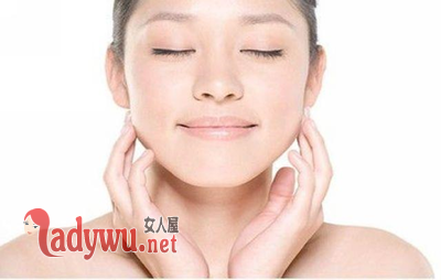 美白精华液怎么用