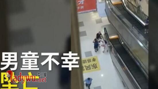 男童商场扶梯坠下