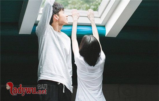 女生躲着男生表示什么