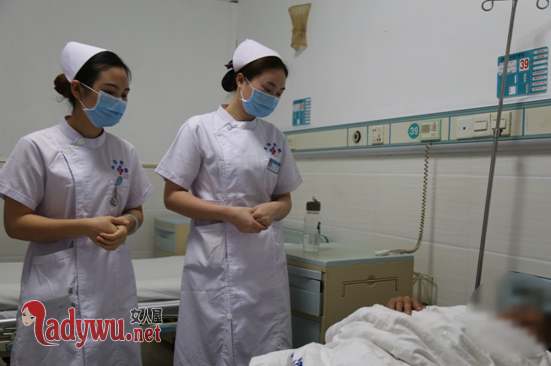 护士穿婚纱救人