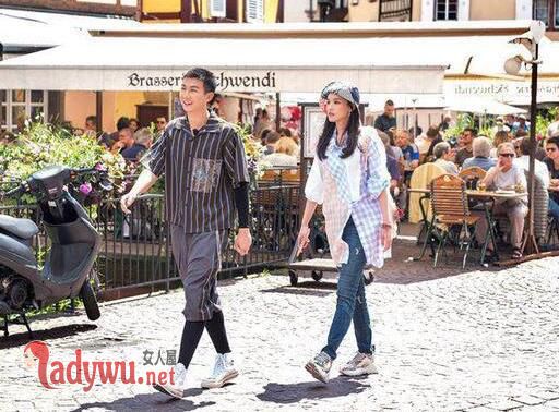 中餐厅白举纲为什么穿长筒袜戴袖套