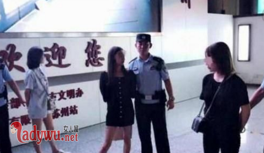 女孩高铁吸毒被抓