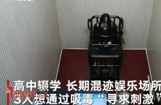 女孩高铁吸毒被抓