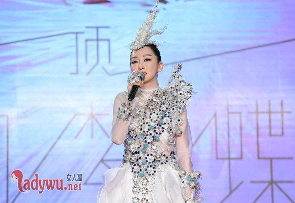 萨顶顶和周鹏是一个人吗
