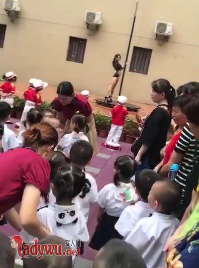表演钢管舞遭免职