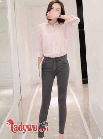女式八分牛仔裤怎么搭配上衣