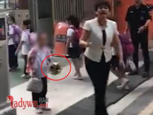教师节送花被罚站