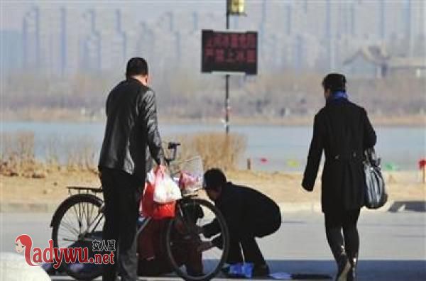小伙扶老人反被讹