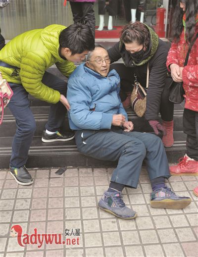 小伙扶老人反被讹
