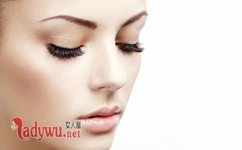 怎样让妆容更细腻服帖