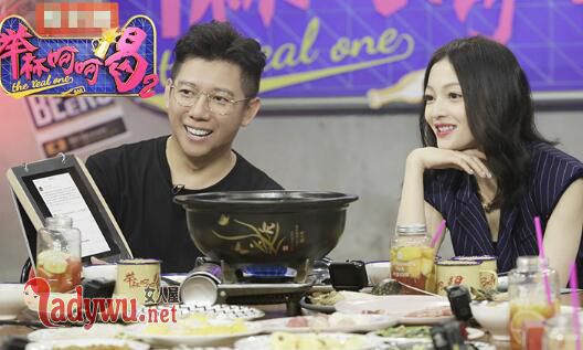 举杯呵呵喝把大左丢下的人是谁