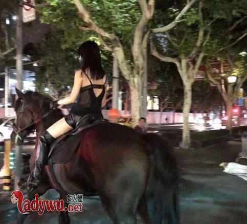 女子深夜骑马
