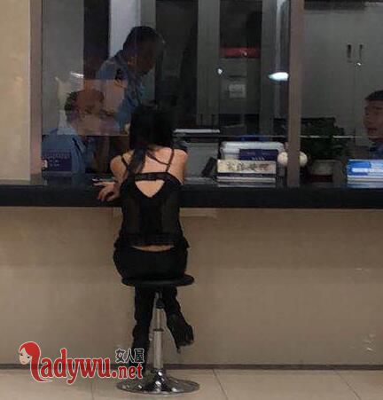 女子深夜骑马