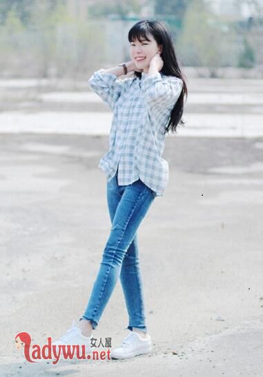 女生格子衬衫搭配什么裤子