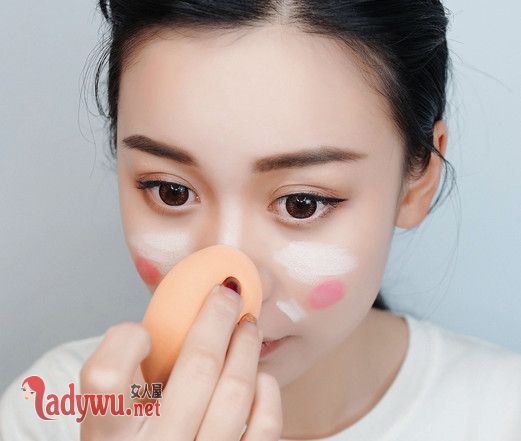 粉底液应该怎么涂