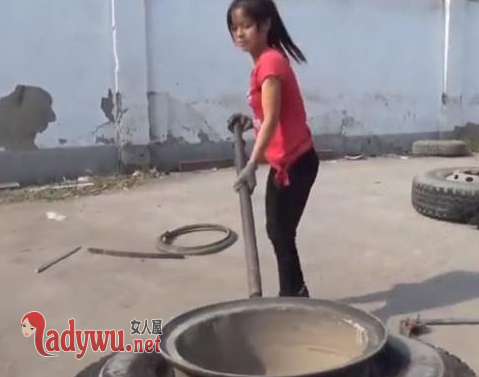 徒手扒轮胎成网红