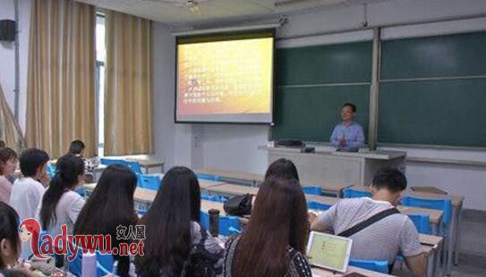 为赶开学教授打车