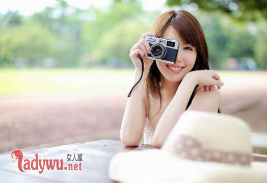 内向男生暗恋女生的表现