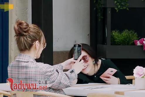 赵薇中餐厅格子西装什么牌子