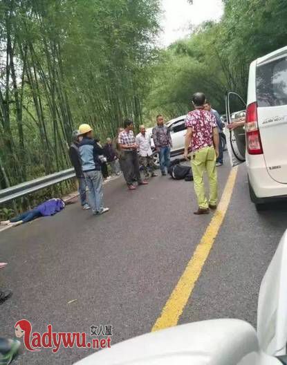 轿车超车四车相撞