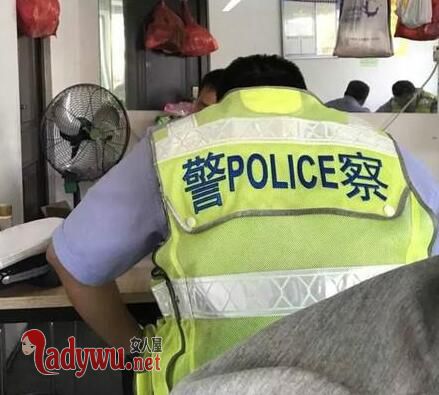 交警上班吃早饭