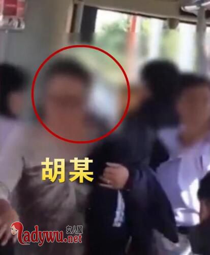 情侣公交霸座被打